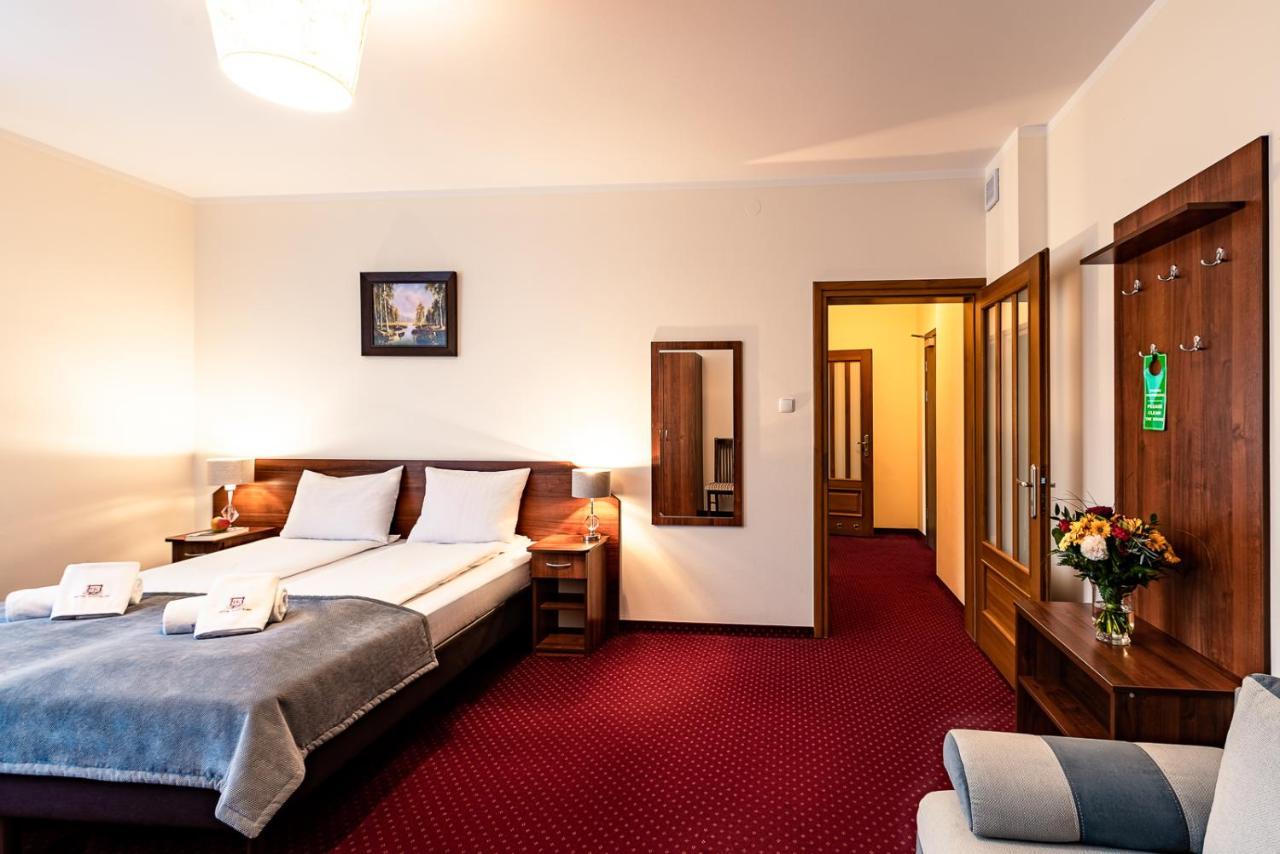 Hotel Kasztelan Добчице Экстерьер фото