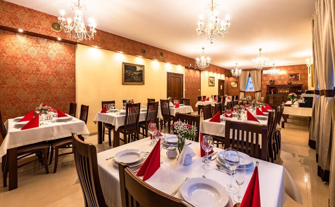 Hotel Kasztelan Добчице Экстерьер фото