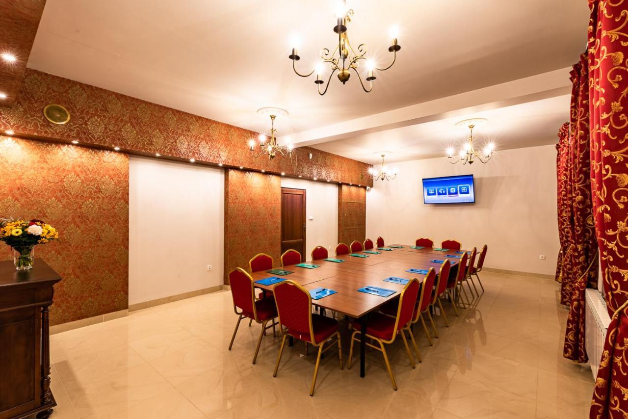Hotel Kasztelan Добчице Экстерьер фото