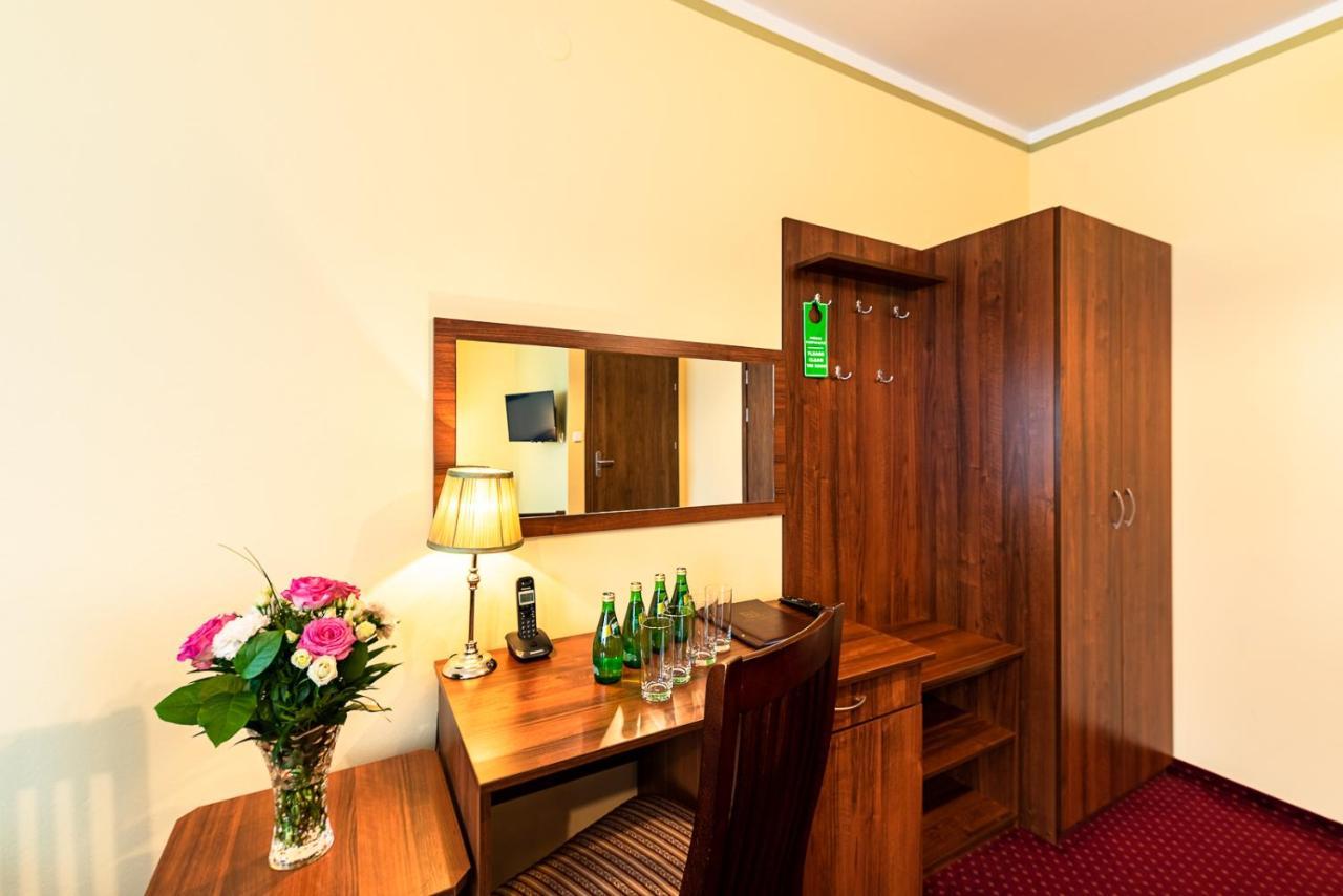 Hotel Kasztelan Добчице Экстерьер фото